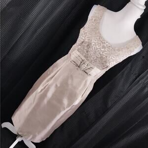 R & M RICHARDS PETITES! CHAMPAGNE BEIGE SATIN, LACE & RHINESTONE DRESS! SZ 10P